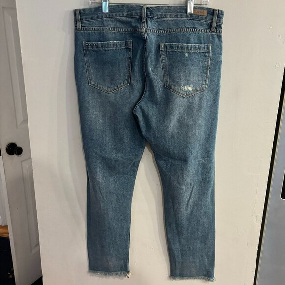 BLANK NYC Women's Medium Wash Distressed Crop Girlfriend Jeans Size 29 - Picture 2 of 4